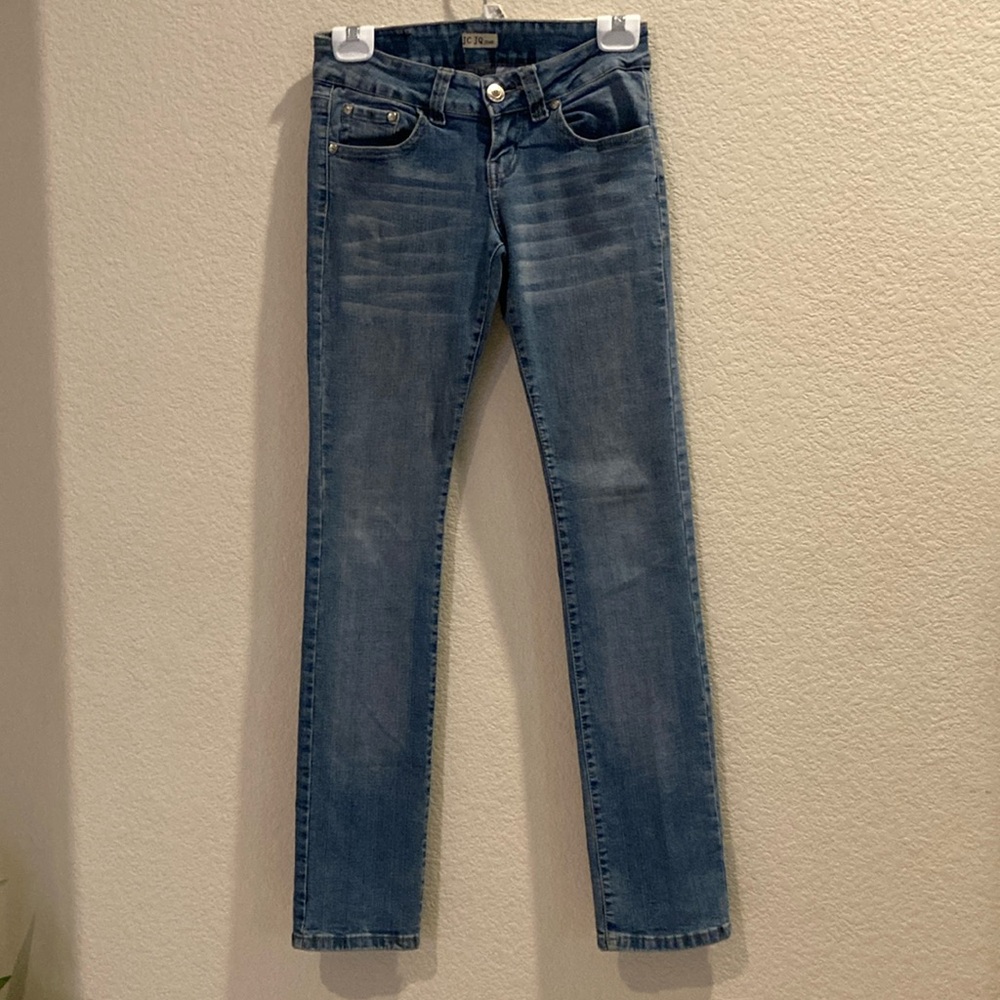 JC JQ Classic Blue Straight Leg Jeans w Regular Rise missing button back pocket